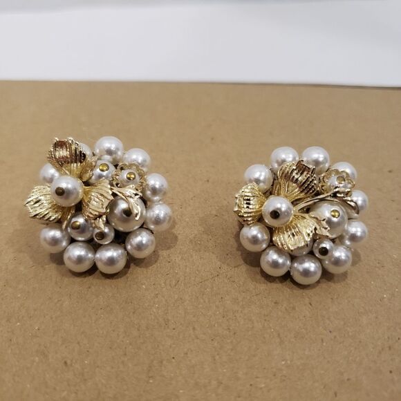 Vintage Faux Pearl and  Gold Leaf/Flower  Clip on Earrings - Picture 2 of 8